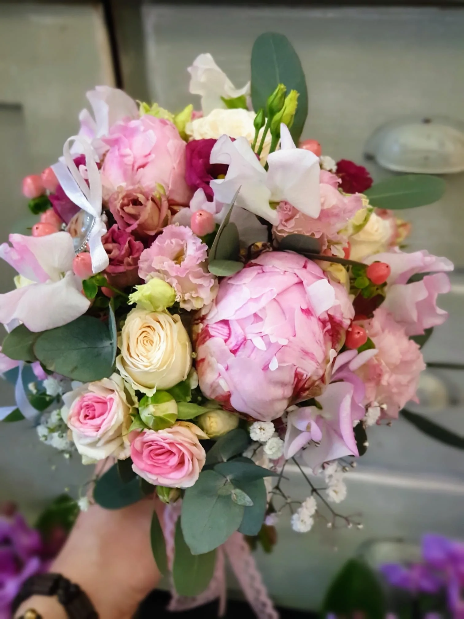 Strauß mit Pfingstrosen und Rosen in Rosa, Weiß und Creme, in der Hand gehalten