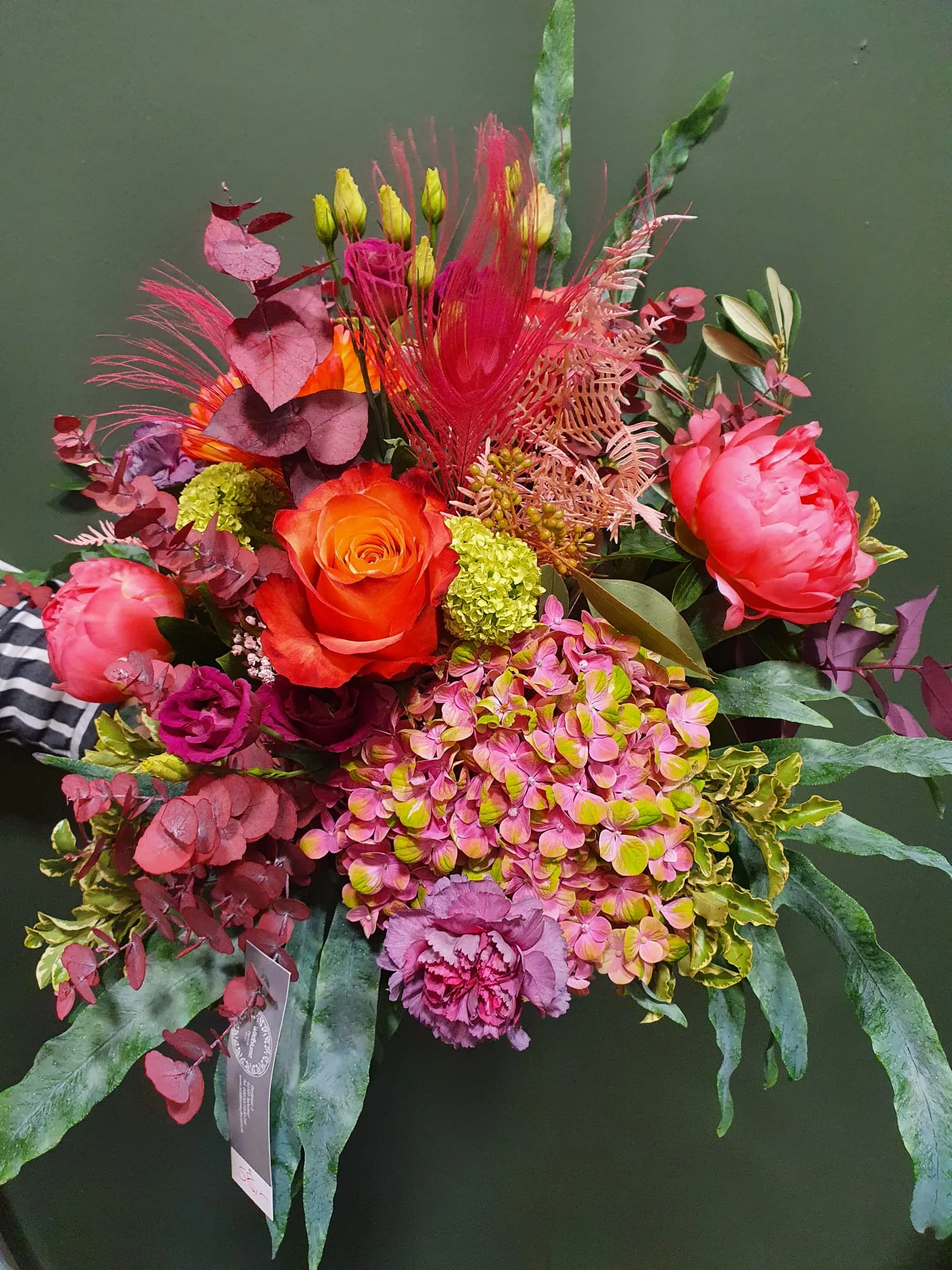 Strauß mit orangen Rosen, Pfingstrosen und Hortensie in Orange, Rot und Pink