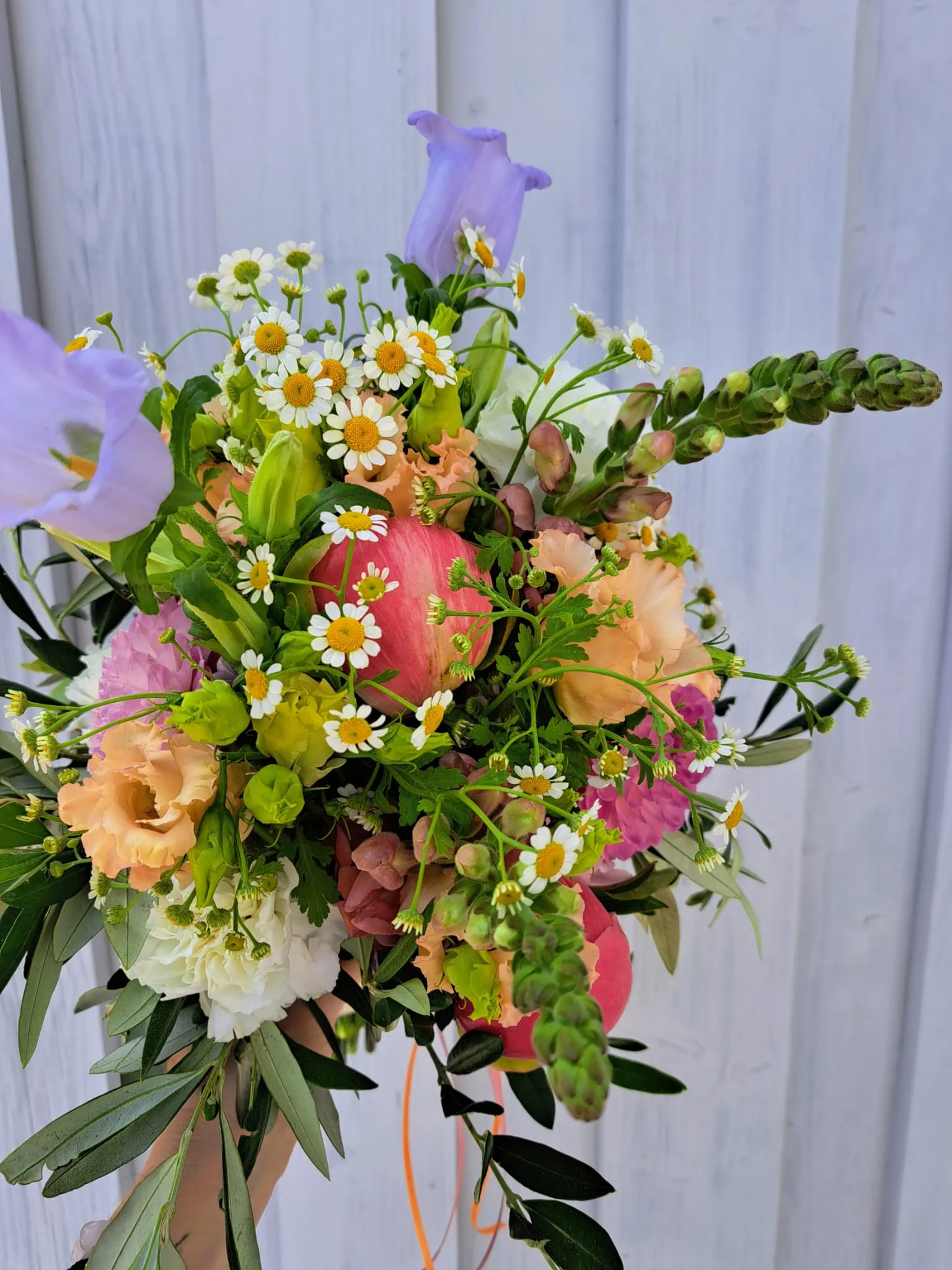 Bunter Strauß mit Glockenblumen, Kamille, Löwenmäulchen und Eustoma