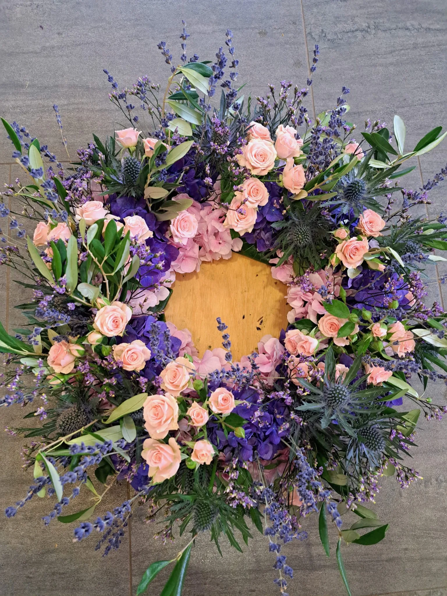 Trauerkranz mit Lavendel, rosa Rosen und Disteln