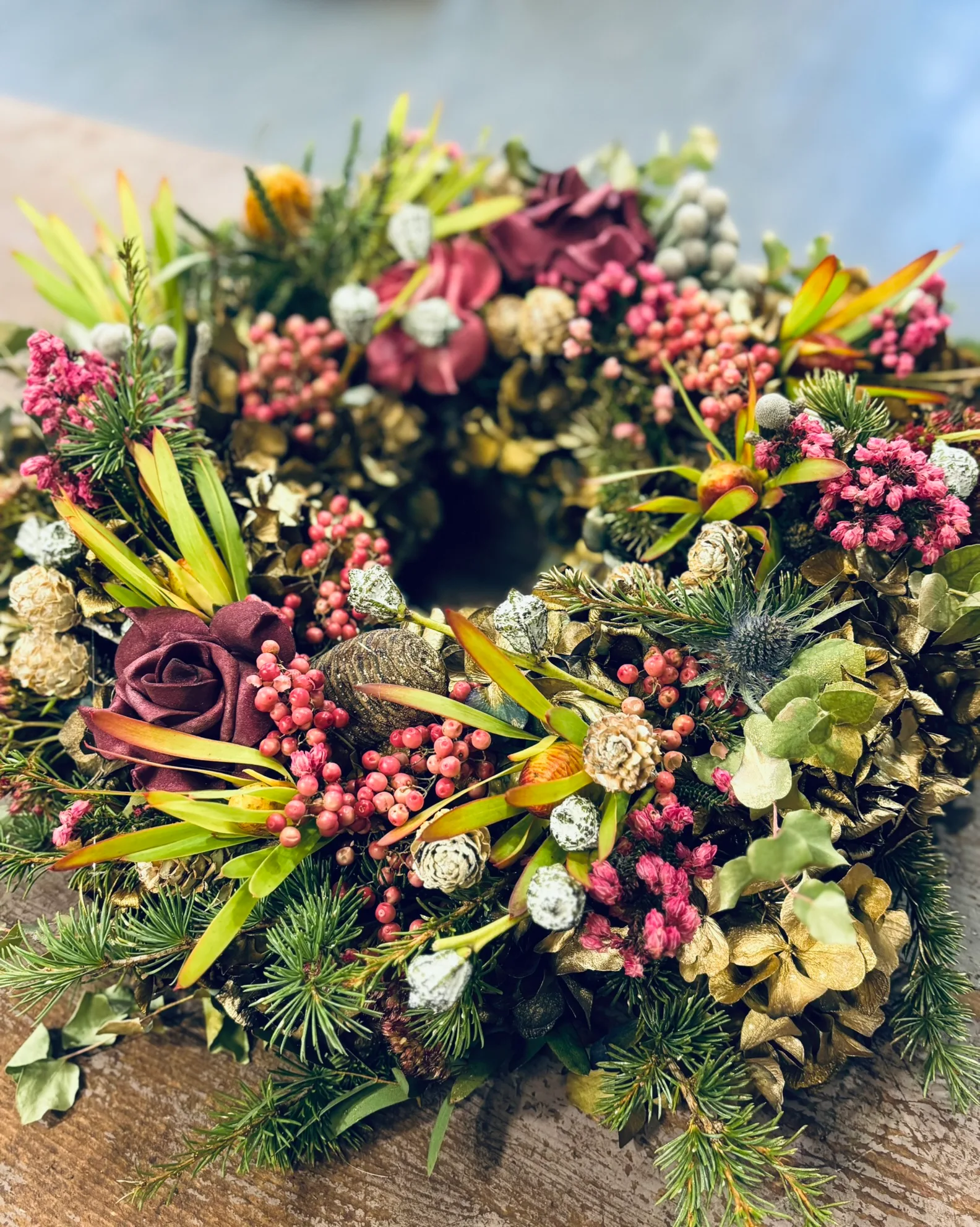 Herbstkranz mit Beeren, Rosen, Hortensien und Tannengrün
