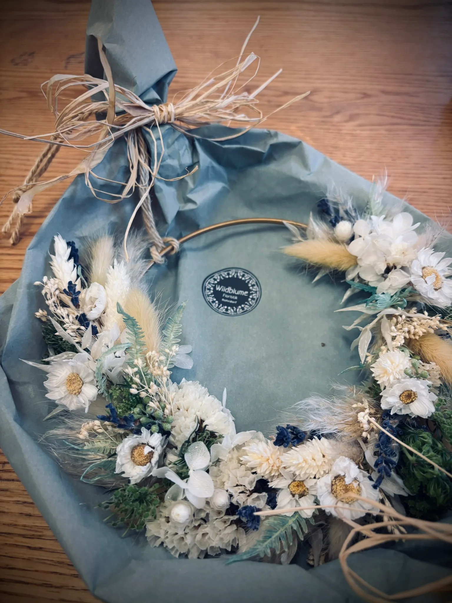 Trockenblumen-Loop in Weiß und Blau, als Geschenk in Seidenpapier verpackt