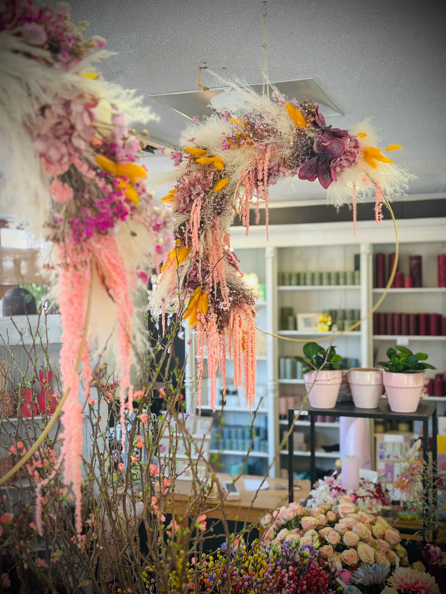 Hängende Installation aus Trockenblumen und Pampasgras im Laden