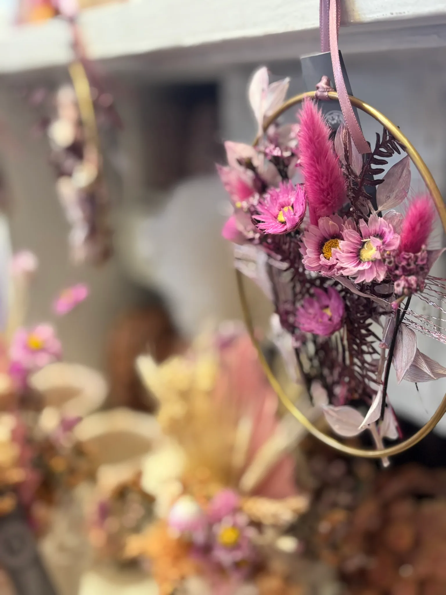 Trockenblumen-Loop in Pink und Rosa, im Laden aufgehängt