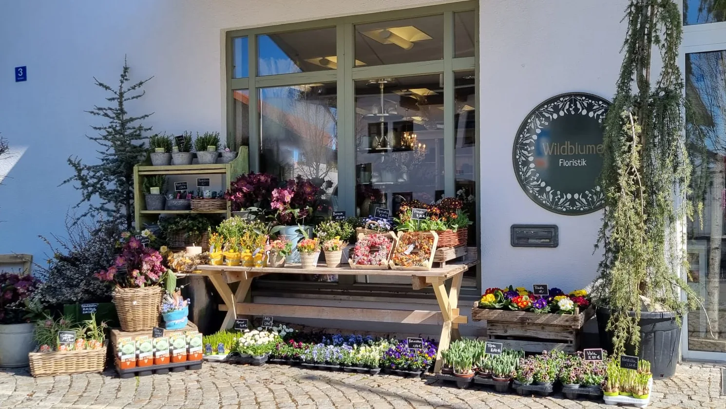 Ladenfront von Wildblume Floristik am Dorfplatz in Rohrdorf